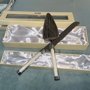 Cake server with pearl handle